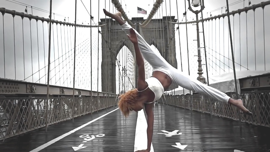 Dancers of NYC: a dancer balancing on the Brooklyn Bridge